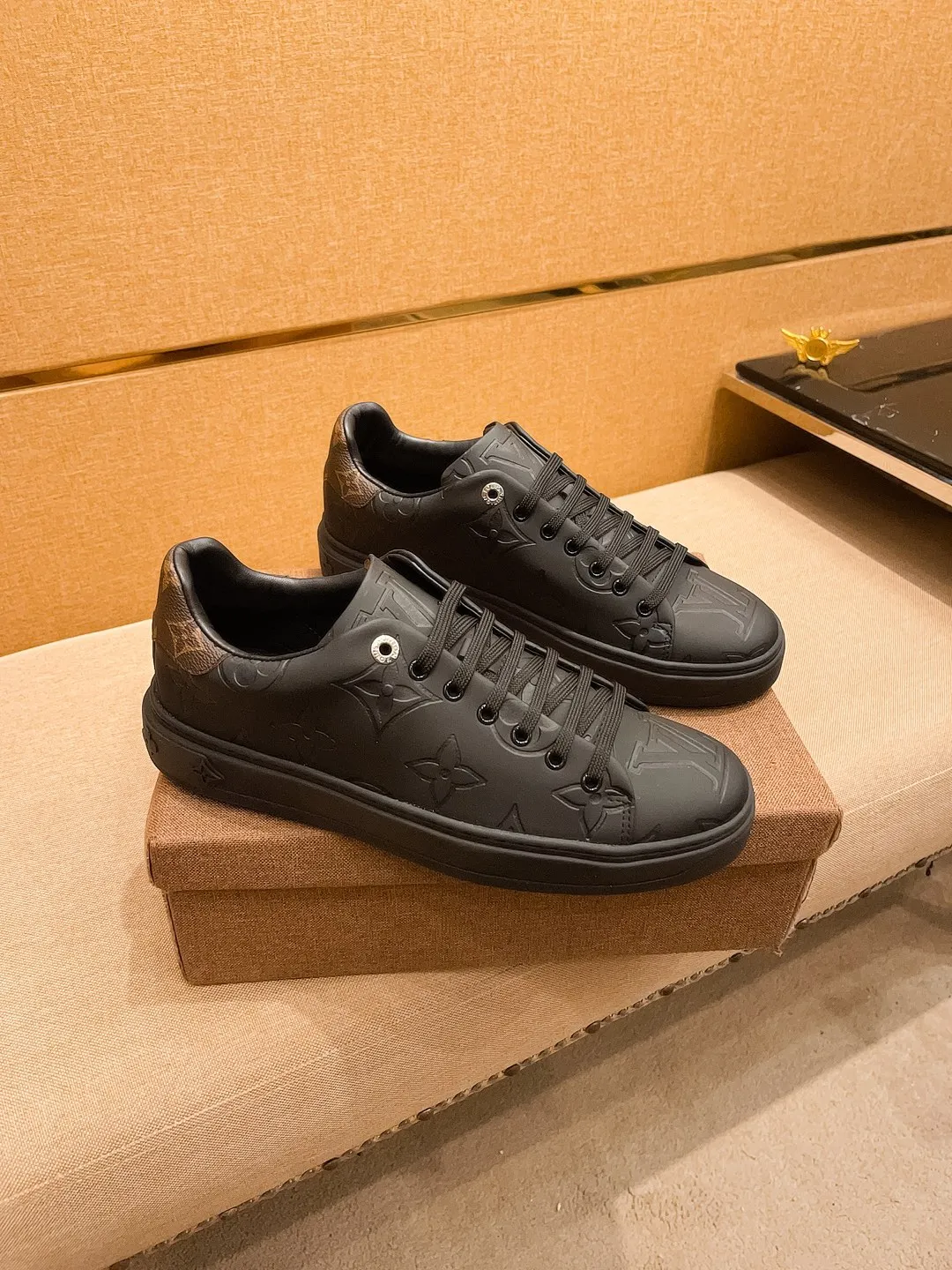 🚘🚘Factory batch 380💰[LV]🔥 Louis Vuitton high-end men's shoes brand official website 1:1 latest masterpiece: the upper is made of first-layer cowhide imported from Italy with a comfortable and breathable lining➕original non-slip and wear-resistant outsole🔥, making walking more convenient and comfortable! An exclusive new model, a stunning work, a beautiful 1:1 replica [color] compared to the official quality! Create a fashionable personality to set off your uniqueness! A must-have for trendy men! Classic 🔥Size: 38-44 Color: 🔥 2⃣️colors available🔥.